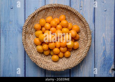 Brasilianische Frucht caja im Strohkorb. Stockfoto