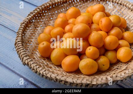 Brasilianische Frucht caja im Strohkorb. Stockfoto