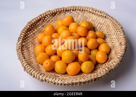 Brasilianische Frucht caja im Strohkorb. Stockfoto