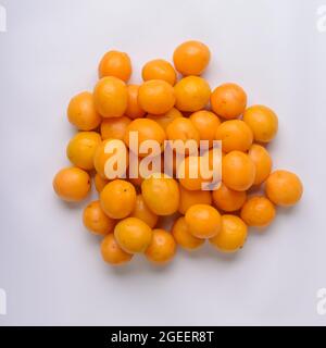 Caja brasilianische Frucht auf weißem Hintergrund. Stockfoto