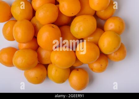 Caja brasilianische Frucht auf weißem Hintergrund. Stockfoto
