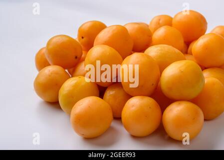 Caja brasilianische Frucht auf weißem Hintergrund. Stockfoto