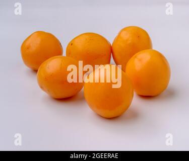 Caja brasilianische Frucht auf weißem Hintergrund. Stockfoto