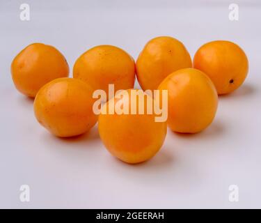 Caja brasilianische Frucht auf weißem Hintergrund. Stockfoto