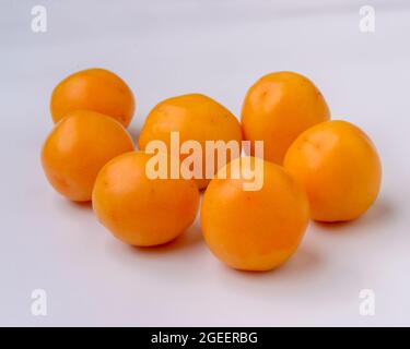 Caja brasilianische Frucht auf weißem Hintergrund. Stockfoto