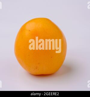 Caja brasilianische Frucht auf weißem Hintergrund. Stockfoto