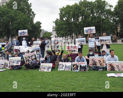 Eine Gruppe von Afghanen, darunter ehemalige afghanische Dolmetscher, protestierte am 18. August 2021 vor dem britischen Westminster-Parlament in London Stockfoto