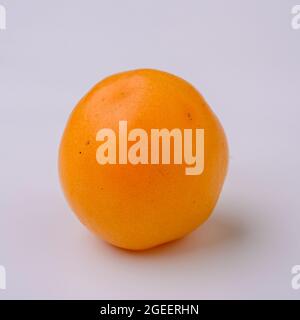 Caja brasilianische Frucht auf weißem Hintergrund. Stockfoto