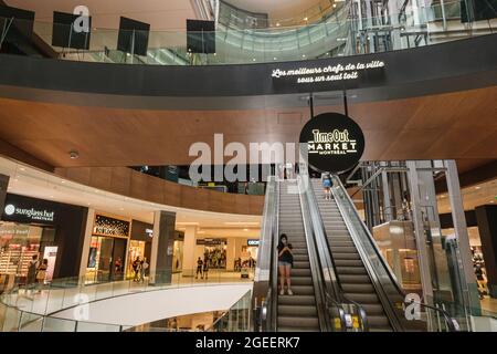 Montreal, CA - 17. Juli 2021: Time Out Market Food Hall in Centre Eaton Stockfoto