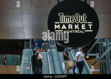 Montreal, CA - 17. Juli 2021: Time Out Market Food Hall in Centre Eaton Stockfoto