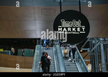 Montreal, CA - 17. Juli 2021: Time Out Market Food Hall in Centre Eaton Stockfoto