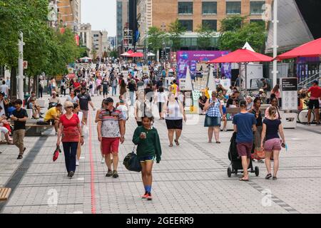 Montreal, CA - 17. Juli 2021: Menschen gehen auf der Sainte Catherine Street am Place des Arts Stockfoto