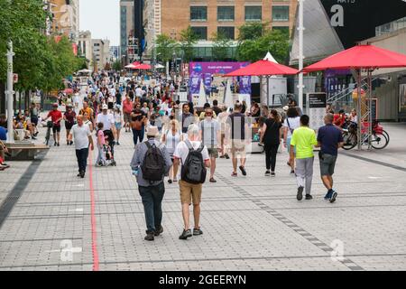 Montreal, CA - 17. Juli 2021: Menschen gehen auf der Sainte Catherine Street am Place des Arts Stockfoto