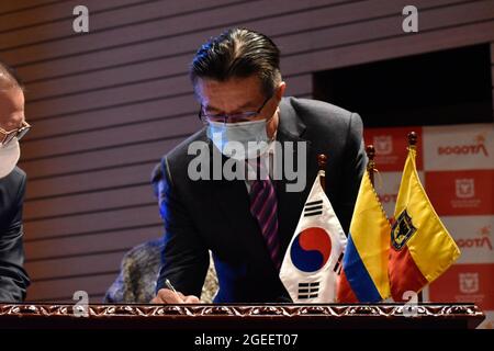 Bogota, Kolumbien. August 2021. Der kolumbianische Gesundheitsminister Fernando Ruiz unterschreibt das Dokument während einer Veranstaltung, bei der Claudia Lopez, die Bürgermeisterin von Bogota, Fernando Ruiz, der Minister für Gesundheit und sozialen Schutz Kolumbiens, der südkoreanische Botschafter in Kolumbien, Jong Youn Choo, Der Direktor des Kooperationsbüros zwischen Korea und Kolumbien, Seungchul Lee, und die Vertreterin der OPS in Kolumbien, Gina Tambini, unterzeichnen am 19. August 2021 die Spende der koreanischen Regierung an Bogota, um eine COVID-19-Reaktionseinheit zwischen beiden Ländern in Bogota, Kolumbien, zu entwickeln. Kredit: Long Visual Press/Alamy Live Nachrichten Stockfoto