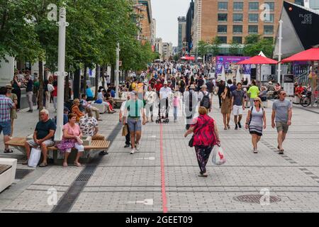 Montreal, CA - 17. Juli 2021: Menschen gehen auf der Sainte Catherine Street am Place des Arts Stockfoto