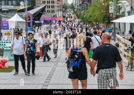 Montreal, CA - 17. Juli 2021: Menschen gehen auf der Sainte Catherine Street am Place des Arts Stockfoto