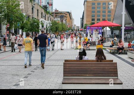 Montreal, CA - 17. Juli 2021: Menschen gehen auf der Sainte Catherine Street am Place des Arts Stockfoto