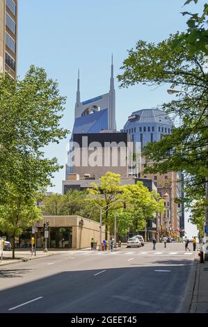 Nashville, TN, USA - 19. Mai 2007: Innenstadt. Die berühmten Gebäude von Bell South und der US-Bank, die vor blauem Himmel mit anderen Gebäuden und Straßen aufragen, erheben sich Stockfoto