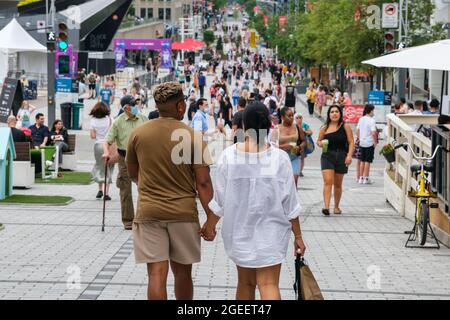 Montreal, CA - 17. Juli 2021: Menschen gehen auf der Sainte Catherine Street am Place des Arts Stockfoto