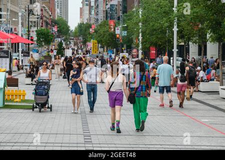 Montreal, CA - 17. Juli 2021: Menschen gehen auf der Sainte Catherine Street am Place des Arts Stockfoto