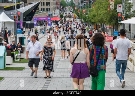 Montreal, CA - 17. Juli 2021: Menschen gehen auf der Sainte Catherine Street am Place des Arts Stockfoto