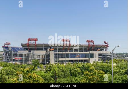 Nashville, TN, USA - 19. Mai 2007: Innenstadt. Giant LP Field Stadium, Nissan seit 2015, wo NFL Titans unter blauem Himmel mit grünem Laub spielen Stockfoto