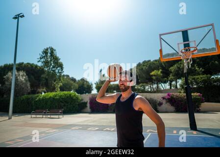 Ein Basketballspieler wirft einen Ball, der zu einem anderen Spieler. Pass im Spiel. Stockfoto