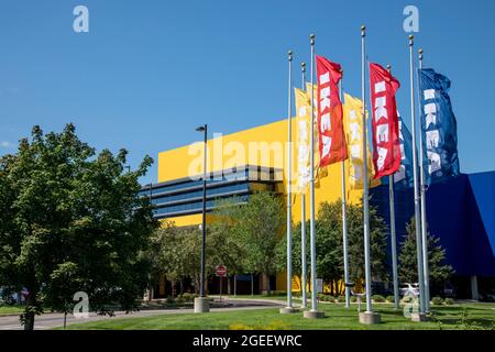 Bloomington, Minnesota. IKEA Einrichtungsgeschäft. IKEA Flaggen fliegen im Store. IKEA ist eine skandinavische Kette, die montagefertige Möbel verkauft Stockfoto