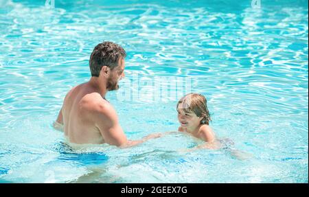 Glückliche Familie von Vater und Sohn Junge Spaß im Sommer Schwimmbad, Familie Stockfoto