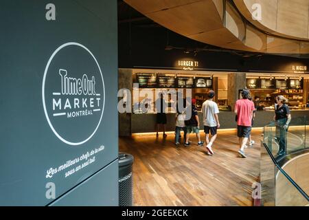 Montreal, CA - 17. Juli 2021: Time Out Market Food Hall in Centre Eaton Stockfoto