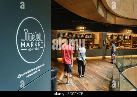 Montreal, CA - 17. Juli 2021: Time Out Market Food Hall in Centre Eaton Stockfoto