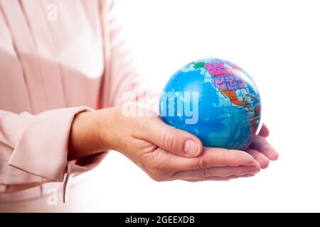 Frau hält den Planeten Erde in der Hand auf weißem Hintergrund, isoliert Stockfoto