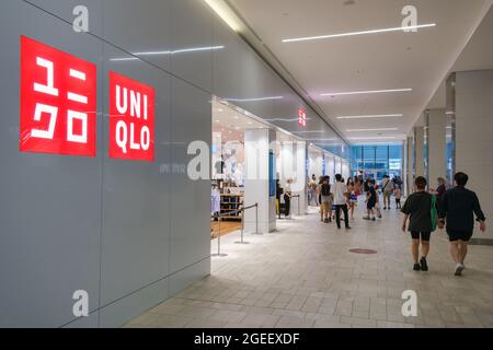 Montreal, CA - 17. Juli 2021: Uniqlo-Ladenfront im Centre Eaton Stockfoto