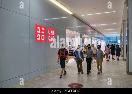 Montreal, CA - 17. Juli 2021: Uniqlo-Ladenfront im Centre Eaton Stockfoto