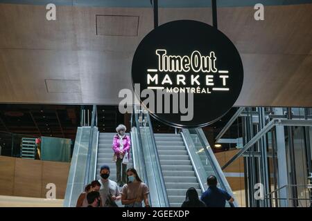 Montreal, CA - 17. Juli 2021: Time Out Market Food Hall in Centre Eaton Stockfoto