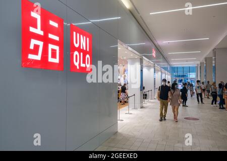 Montreal, CA - 17. Juli 2021: Uniqlo-Ladenfront im Centre Eaton Stockfoto