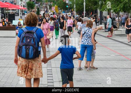 Montreal, CA - 17. Juli 2021: Menschen gehen auf der Sainte Catherine Street am Place des Arts Stockfoto