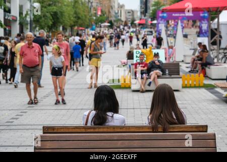 Montreal, CA - 17. Juli 2021: Menschen gehen auf der Sainte Catherine Street am Place des Arts Stockfoto