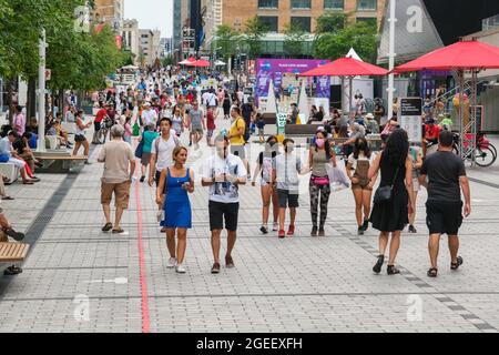 Montreal, CA - 17. Juli 2021: Menschen gehen auf der Sainte Catherine Street am Place des Arts Stockfoto