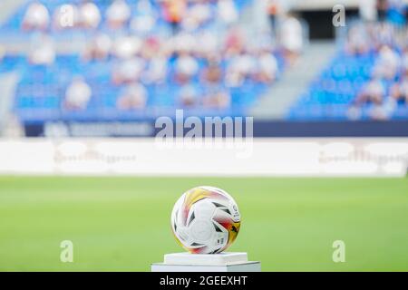 Malaga, Spanien. August 2021. Der offizielle Ball der La Liga wurde während des Fußballmatches der La Liga Smartbank 2021/2022 zwischen Malaga CF und CD Mirandes im La Rosaleda Stadium in Malaga gesehen.(Final Score; Malaga CF 0:0 CD Mirandes) Credit: SOPA Images Limited/Alamy Live News Stockfoto