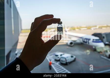 Warschau, Polen - 06. Juli 2021. Sinopharm-Impfstoff am Flughafen. Konzept „Reisen ohne Grenzen“. Stockfoto