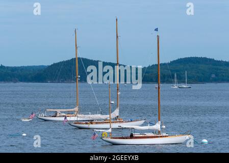 Drei hölzerne Yachten, die im Hafen festgemacht wurden Stockfoto