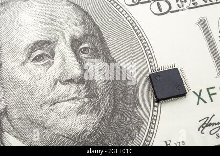 Kleine VSLI-Lösung IC / integrierte Schaltung Chip (Audio-Codec-Decoder) & US-Banne100 / Ben Franklin hundert Dollar-Rechnung. Für einen Mangel an Mikrochips. Siehe Hinweise Stockfoto