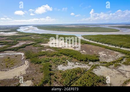 Luftlandschaft von Drohne im Flug über Gezeitensalz und ländlichen Bach mit Blick auf den Horizont Stockfoto