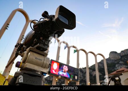 Monaco, Monaco, 17. August 2021. Eine Fernsehkamera ist in einer Gesamtansicht des Stadions vor dem UEFA Champions League-Spiel im Stade Louis II, Monaco, zu sehen. Bildnachweis sollte lauten: Jonathan Moscrop / Sportimage Stockfoto