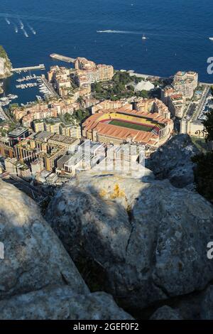 Monaco, Monaco, 17. August 2021. Eine allgemeine Ansicht des Stadions von der Bergspitze vor dem UEFA Champions League-Spiel im Stade Louis II, Monaco. Bildnachweis sollte lauten: Jonathan Moscrop / Sportimage Stockfoto