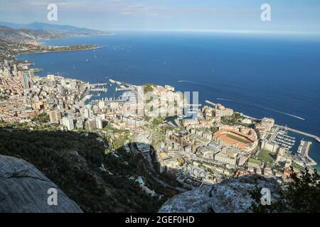 Monaco, Monaco, 17. August 2021. Eine allgemeine Ansicht des Stadions von der Bergspitze vor dem UEFA Champions League-Spiel im Stade Louis II, Monaco. Bildnachweis sollte lauten: Jonathan Moscrop / Sportimage Stockfoto