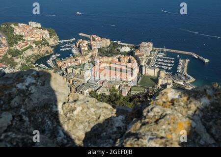 Monaco, Monaco, 17. August 2021. Eine allgemeine Ansicht des Stadions von der Bergspitze vor dem UEFA Champions League-Spiel im Stade Louis II, Monaco. Bildnachweis sollte lauten: Jonathan Moscrop / Sportimage Stockfoto