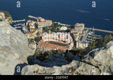 Monaco, Monaco, 17. August 2021. Eine allgemeine Ansicht des Stadions von der Bergspitze vor dem UEFA Champions League-Spiel im Stade Louis II, Monaco. Bildnachweis sollte lauten: Jonathan Moscrop / Sportimage Stockfoto