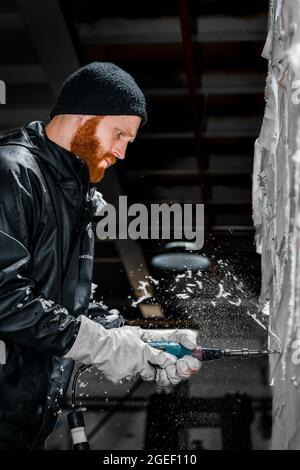 Professioneller Eisschnitzer, der Eisklotz modelliert Stockfoto